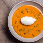 Soupe froide d'abricots au thym et sucre au basilic